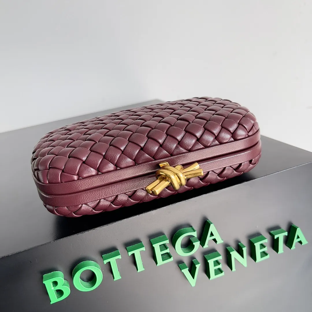 Batch 1860 BV Knot | The classic return of the evening bag. Original leather ➕ Stainless steel hardware ➕ 24k real gold plating ➕ Fully handmade. Those who know the history of our brand should have heard that the knot is a story of Bottega Veneta, and it is also one of the more important design elements. Matthieu Blazy's work this season sublimates Knot's classics, with a new knot design and a woven shoulder strap, plus Fouland Intreccio's weaving technology, adding some fashion to the retro and nostalgic feel of the past. Style number: 717622 Size: 20.5*6*12.5
